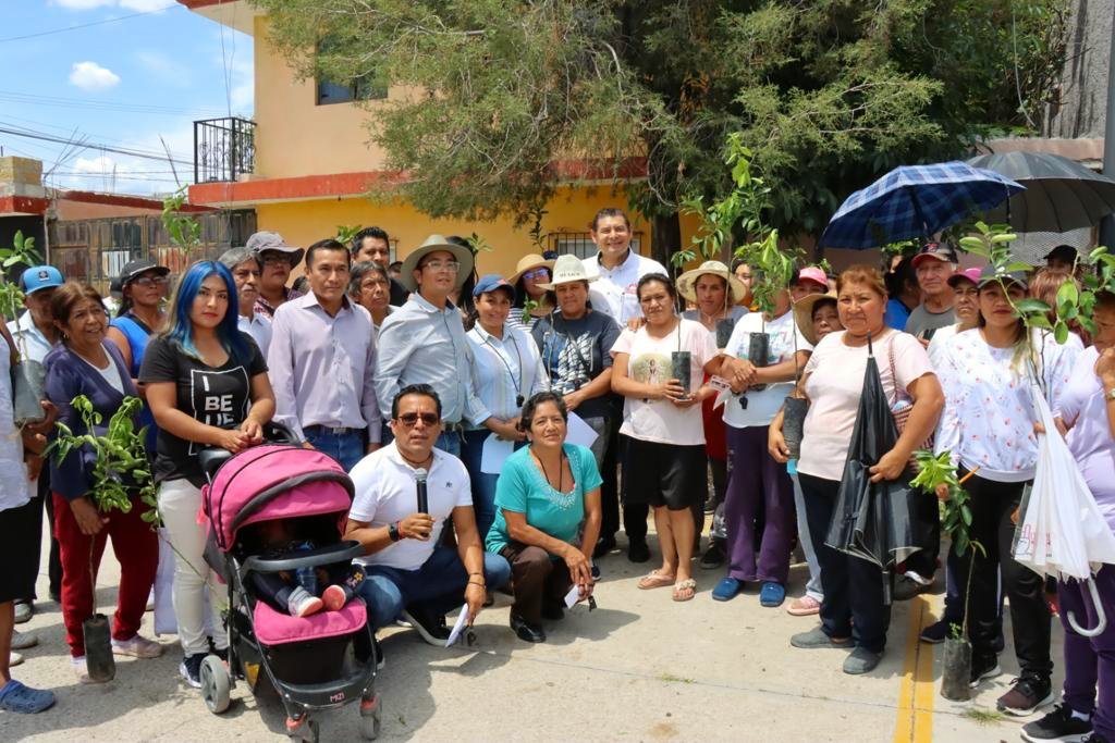 armentapuebla_'s tweet photo. Trabajamos en #Unidad con mujeres y hombres de la colonia Plan de Ayala, en #Puebla.

Entregamos pipas de #Agua, un compromiso que tenemos cada semana bajo el principio de garantizar este derecho humano, también, #Silbatos de alerta para actuar juntas y juntos en caso de peligro, además, entregamos #Nogales, para cuidar nuestro medio ambiente.

#PorAmorAPuebla, es posible construir un mejor futuro, bajo la visión humanista del presidente @lopezobrador_ ¡Lo vamos a lograr!
