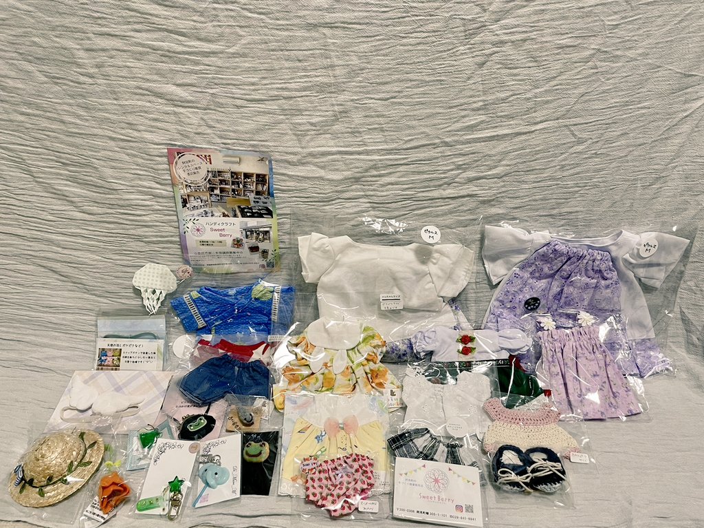 Tadaaki_f_1050's tweet photo. #picklesthefrog #かえるのピクルス
休日。茨城のピクルス衣装ハンドメイドの聖地 #SWEETBERRY さんへ。ついに初上陸🎉☺️可愛いポケピクやMサイズの衣装が多数あり、めちゃくちゃ楽しかったです(…買い過ぎた🤯)
そして。あの!みどり店長にも出会えて感動😭我が家の長男も感激し過ぎて倒れてましたw https://t.co/xsyW13Dg8r