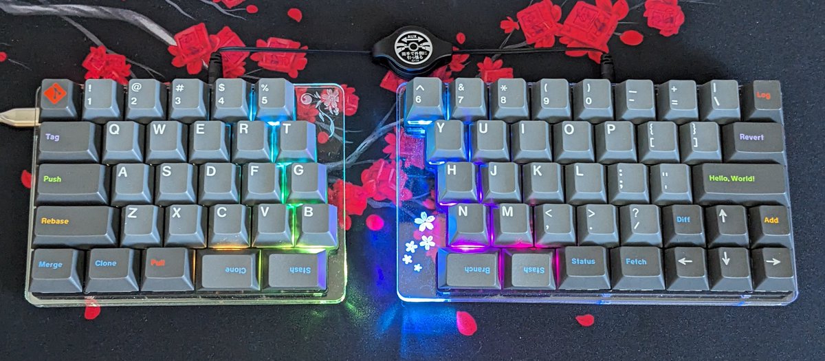 Salicylic_acid3's tweet image. 自作キーボード設計ガイドVol2の作例用 #Guide68 アクリル積層ケースバージョン
左右合体できるのが私のポリシーだったけど、これはこれで格好いい気がする