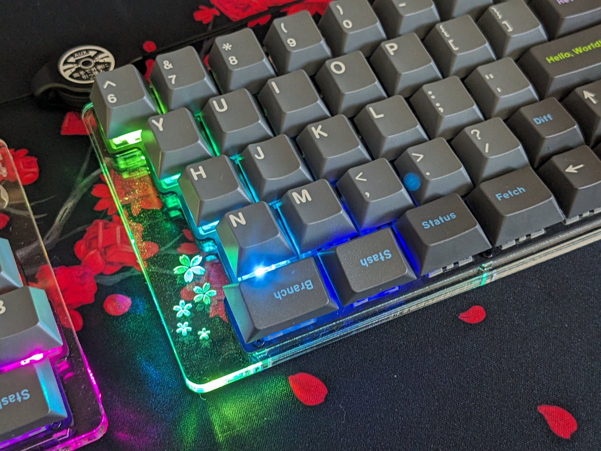 Salicylic_acid3's tweet image. 自作キーボード設計ガイドVol2の作例用 #Guide68 アクリル積層ケースバージョン
左右合体できるのが私のポリシーだったけど、これはこれで格好いい気がする