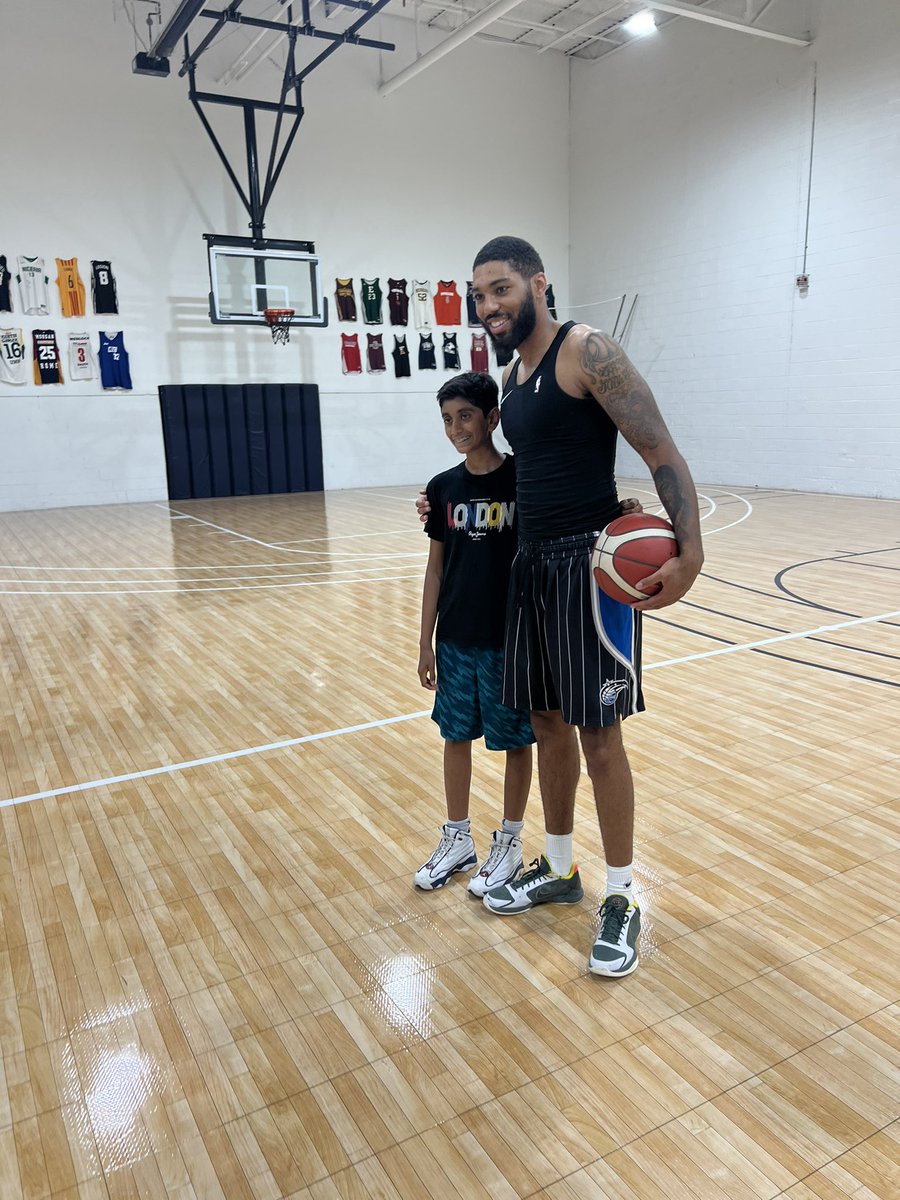 GSkillz_Report's tweet photo. The alumni from Get Skillz is crazy! You never know when your training who might pop in for a session!!! Made this kids day seeing NBA Draft Pick Roy Marble coming in to get a session https://t.co/bsz6QtHAGP