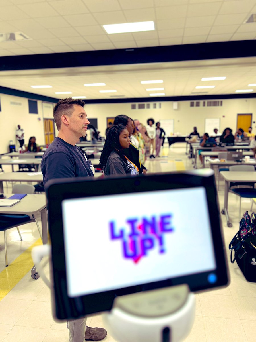 Pressleyteach's tweet photo. Kicking the year off with building a 💪🏾 foundation w/ our Vision &amp; Mission, sprinkled with some relationship building @apsAGIvirtual. #AGIvirtual #ATLPublicSchools @PrincpalCPEvans https://t.co/WCJwBwAeK4