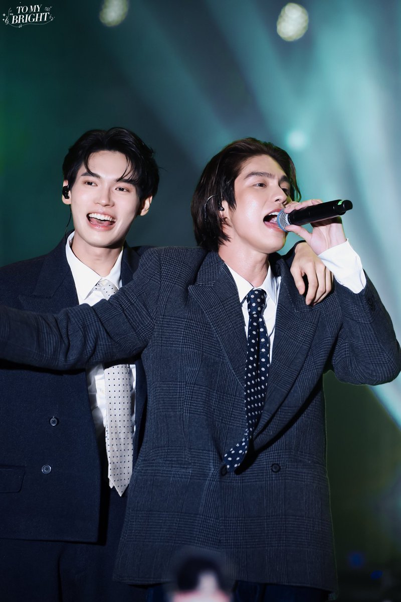 _neeruamsiri_'s tweet photo. "From the morning's first sunlight till evening's last star, never forget how very special you two are" 

Good morning BFF's @bbrightvc
@winmetawin 🖤🤍

#HaveABrightWinDay
#bbrightvc
#winmetawin
#ไบร์ทวิน https://t.co/iSA7zAc0bC