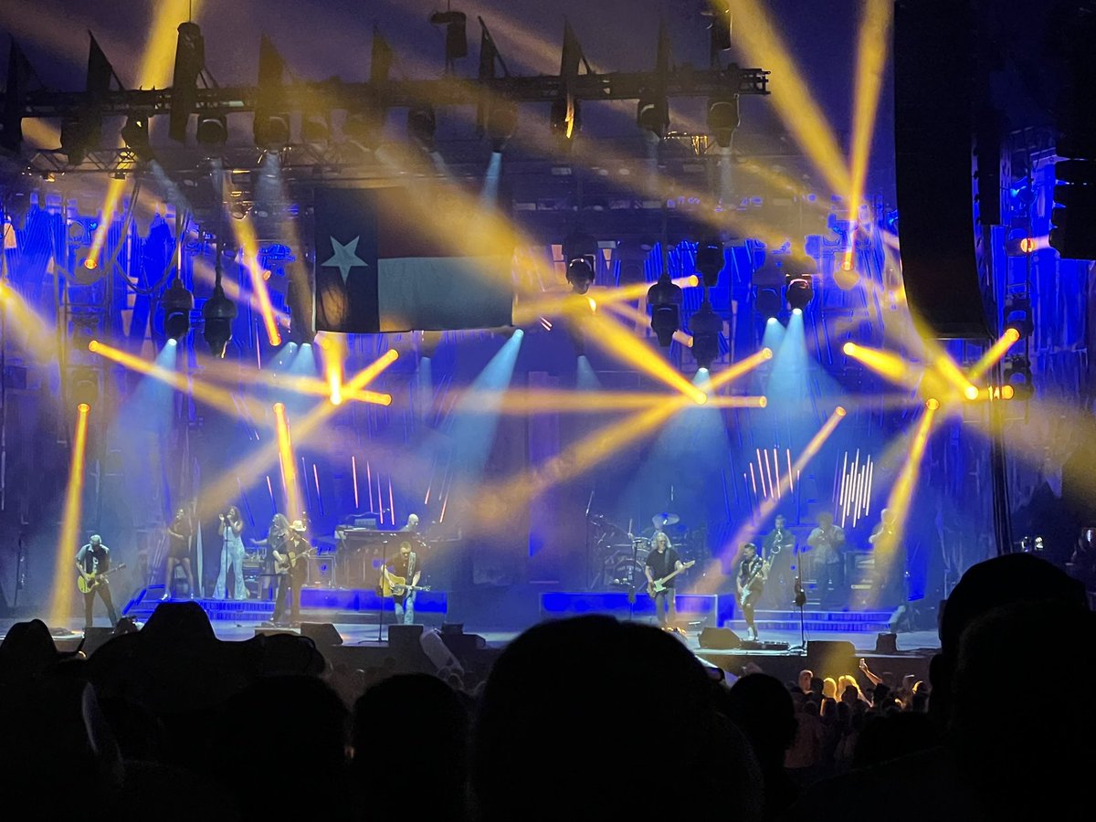 jen_txs's tweet photo. @ericchurch THANK YOU for coming to DFW!!!  We ❤️ you!! Also loving  the TX flag … can ur crew turn it the right way real quick?  Or are you signaling distress in this record breaking heat?  We can send help if needed. https://t.co/7dRYawAUNA