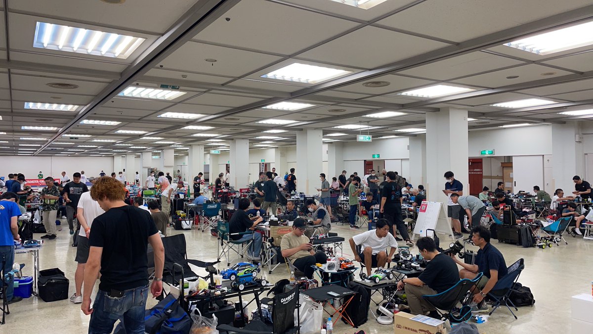 x_ryu2's tweet photo. タミグラ 全日本選手権 東京大会、初参加！RCカーを始めて8ヶ月。毎週末の特訓の成果を出せるか。

練習走行なのに緊張した。コースが違うだけでいつもと変わらないハズなのにプロポを握る指がプルプルしてしまった。

大きなサーキットに来たような感覚。

#タミグラ #タミグラ五反田 #TOC https://t.co/A9lOCWez7k