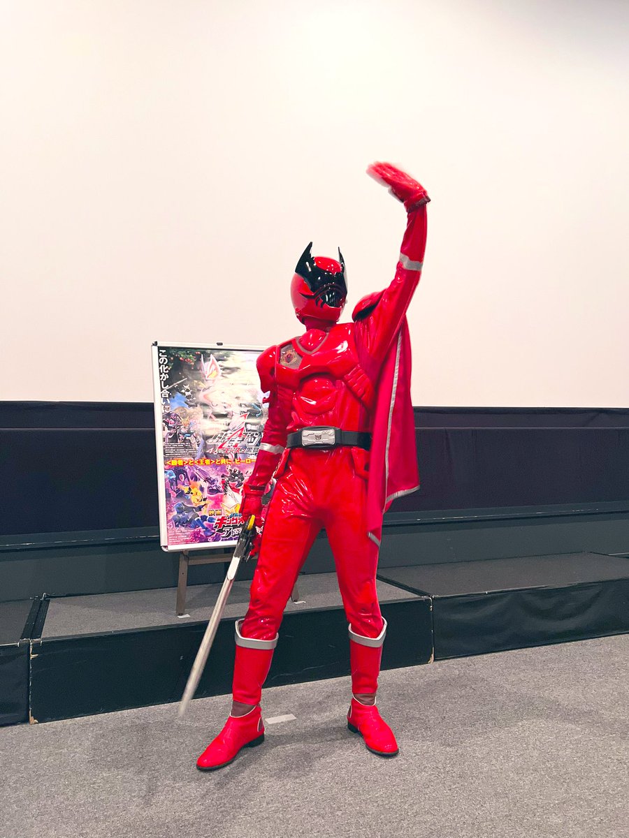 「クワガタオージャーと写真撮った! #映画ギーツ #映画キングオージャー」|左のイラスト