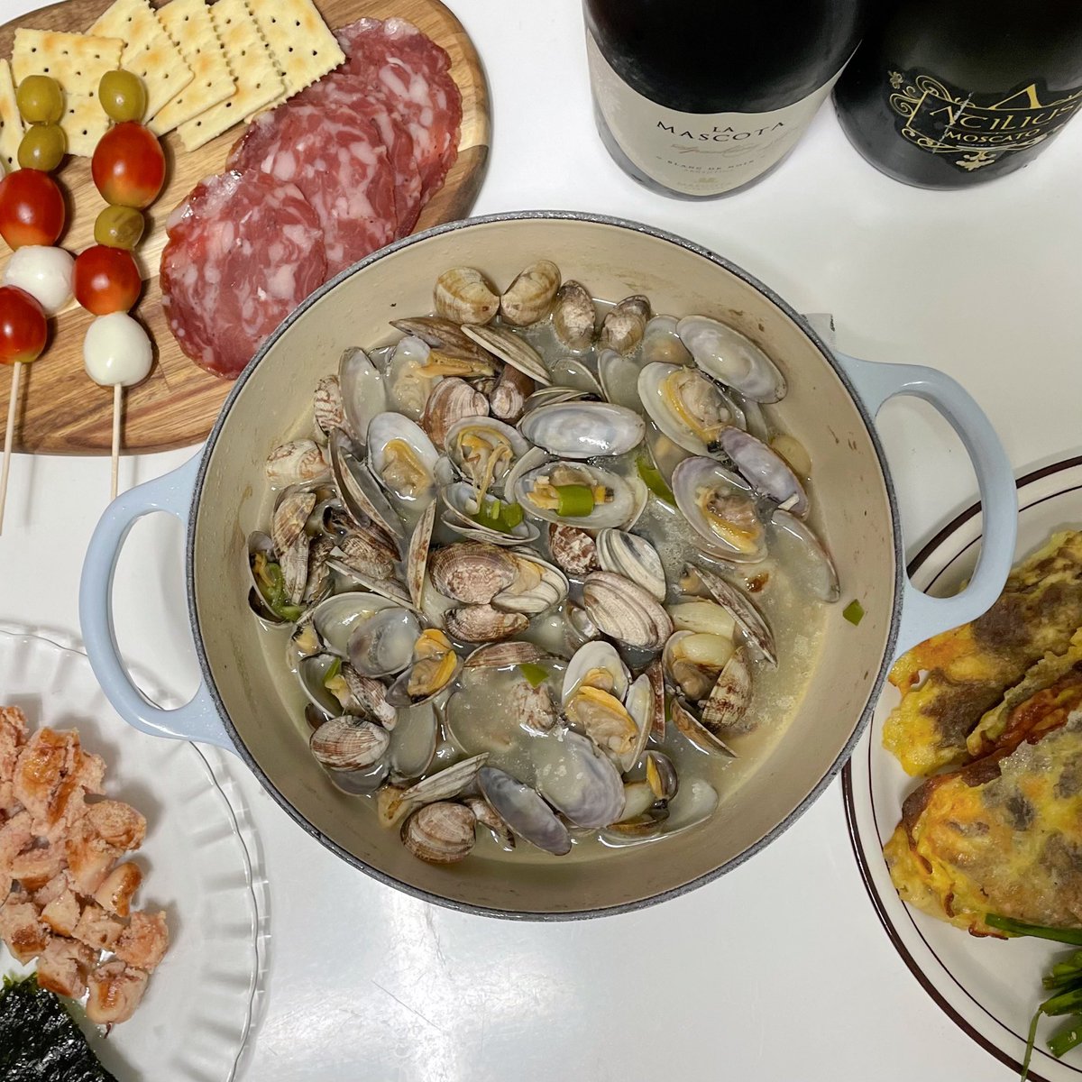 ryunns_kitchen's tweet photo. 집들이 요리 필살기!
최소 6번은 만들어본 바지락 술찜🐚

어떤 주종에도 잘 어울리고, 파스타 면까지 추가해서 먹으면 손님들 대만족 하고 가시는 그 요리✨

정말 간단하고 구하기 쉬운 재료들로 만드는 레시피를 타래로 소개합니다! https://t.co/OueuRsfOf5