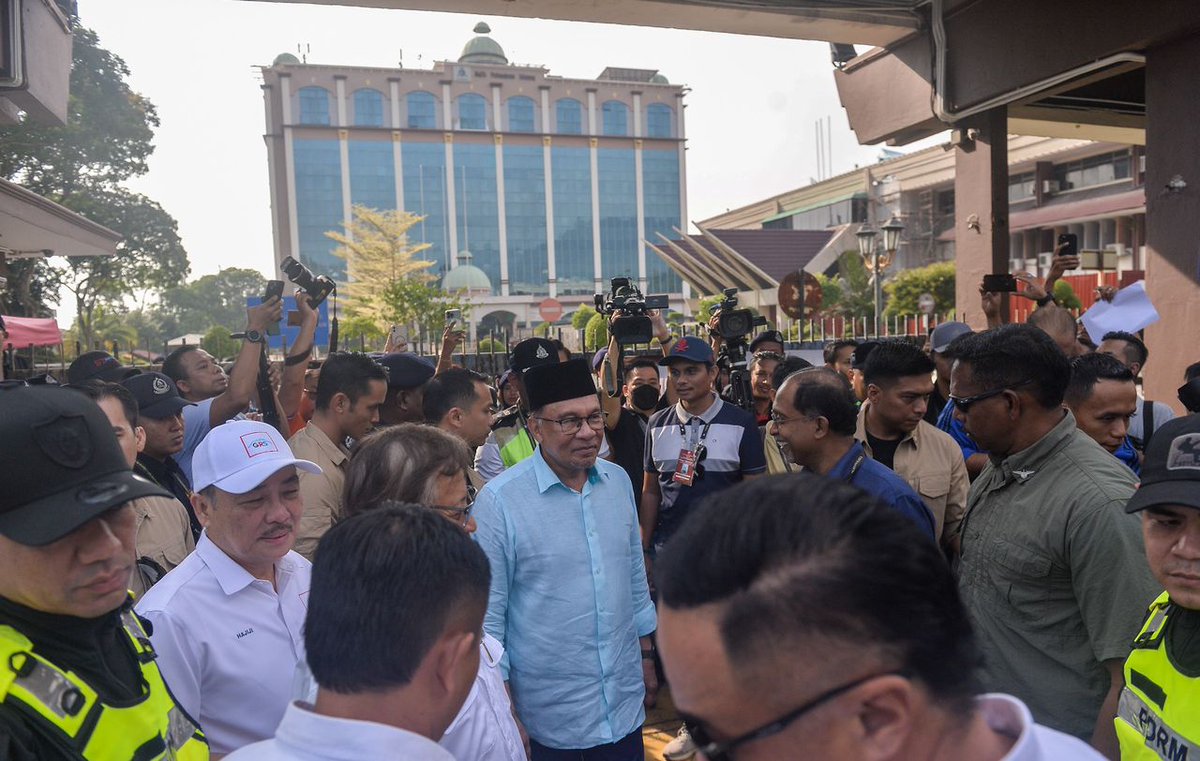 theSundaily's tweet image. PM Datuk Seri Anwar Ibrahim arrived at Sungai Pusu nomination centre to show support towards PH and BN candidates.

Pix by Adib Rawi Yahya

#thesun #thesundaily #StatePolls #Malaysianews #PMX
