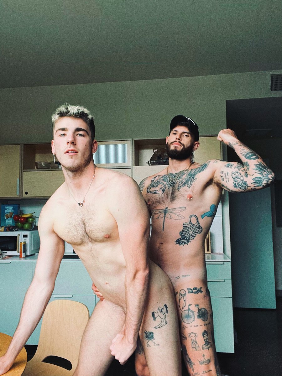 romeohomo's tweet photo. Gave the neighbours a wink 😘 @Dominic_BlazeX https://t.co/CsSwQOfUNz