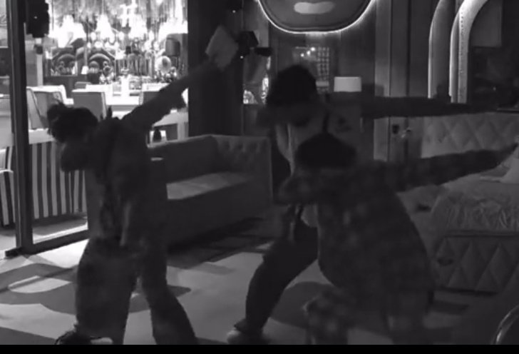 ManishaRani08's tweet photo. Comment down one sentence, bcoz its the last night of F.A.M.E group together 
#ManishaRani𓃵 #AashikaBhatia #AbhishekMalhan𓃵 #Fame https://t.co/IS8v0drZTU