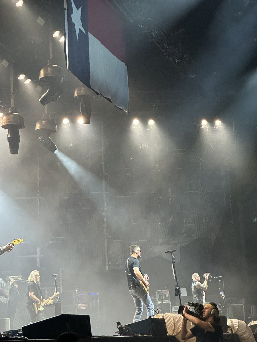 eric_g1212's tweet photo. You should know which way the Texas flag hangs!!! @ericchurch fix the flag!!! https://t.co/VmnnIDZOri
