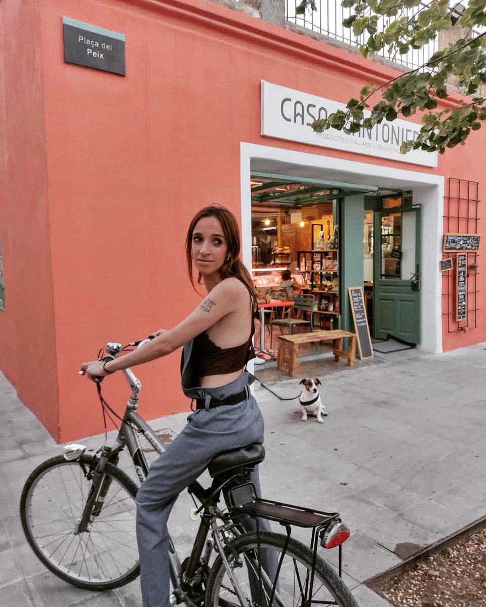 IvetteNadal's tweet photo. En bicicleta per @granollers encara busco els versos de la teva llibreta.
#bicicleta #bikelife #cyclestyle #cycles #ciutat #granollers #museu https://t.co/2HkqwqhJm3