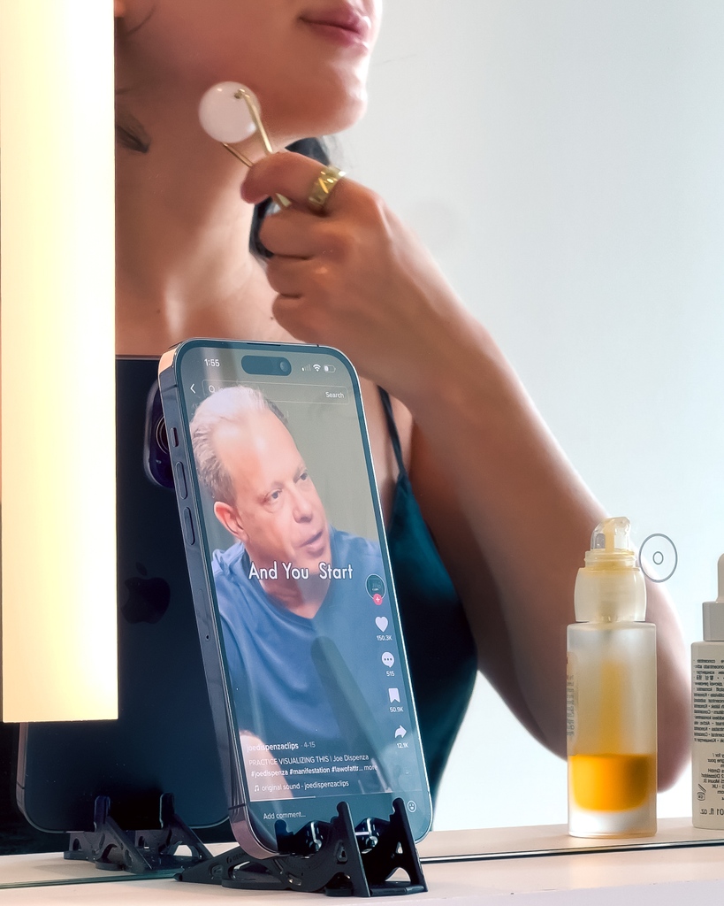 PocketTripod's tweet photo. What better way to start the day than with an inspiring podcast? 📻⁠
⁠
#morningmotivation #morningroutine #happymorning  #podcast #inspiration #ambition #skincareroutine #tripod https://t.co/1724K9jjuP