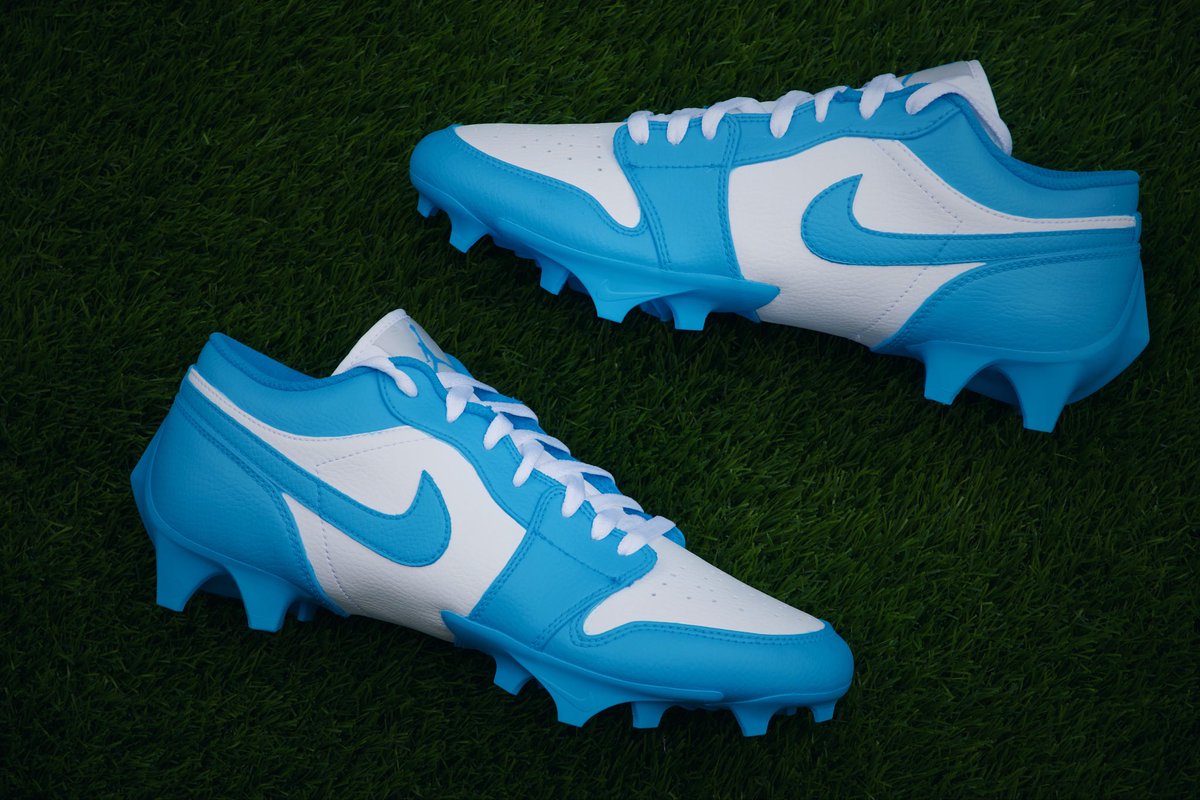 _birdcustoms's tweet photo. UNC color way on the Jordan 1 low cleats. 🥶 https://t.co/uEyTEF9OZO