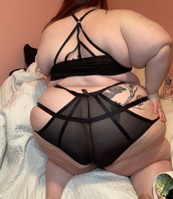 Just a quick booty reminder ! https://t.co/yf9NcTdHeb