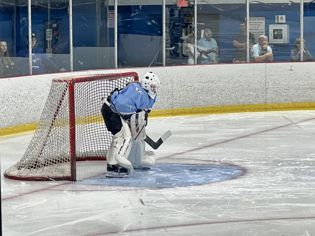 LilleTittle's tweet photo. I’m playing in Boston this weekend in the Beantown Classic with the 07’CCM Selects. We are in the red division. #womenshockey #CCM #Beantown #goalie #hockey #HockeyTwitter https://t.co/j5aTDH3xFn