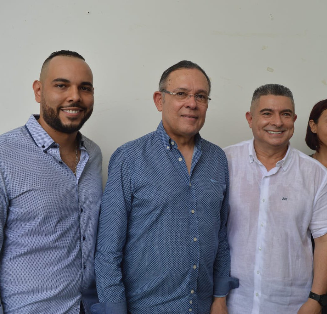 concejaljuanvd's tweet photo. Por petición de mis amigos y de miles de barranquilleros que han conocido mi trabajo, presento nuevamente mi nombre a consideración de la ciudad. Se ha avanzado, pero, aún queda mucho trabajo por hacer de la mano de Dios y de todos ustedes. https://t.co/zEvAd1PBnh