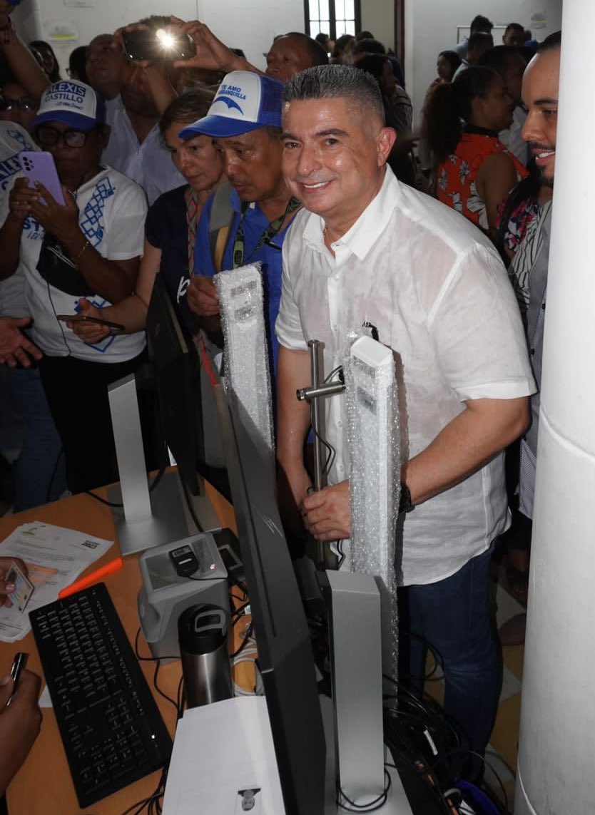 concejaljuanvd's tweet photo. Por petición de mis amigos y de miles de barranquilleros que han conocido mi trabajo, presento nuevamente mi nombre a consideración de la ciudad. Se ha avanzado, pero, aún queda mucho trabajo por hacer de la mano de Dios y de todos ustedes. https://t.co/zEvAd1PBnh