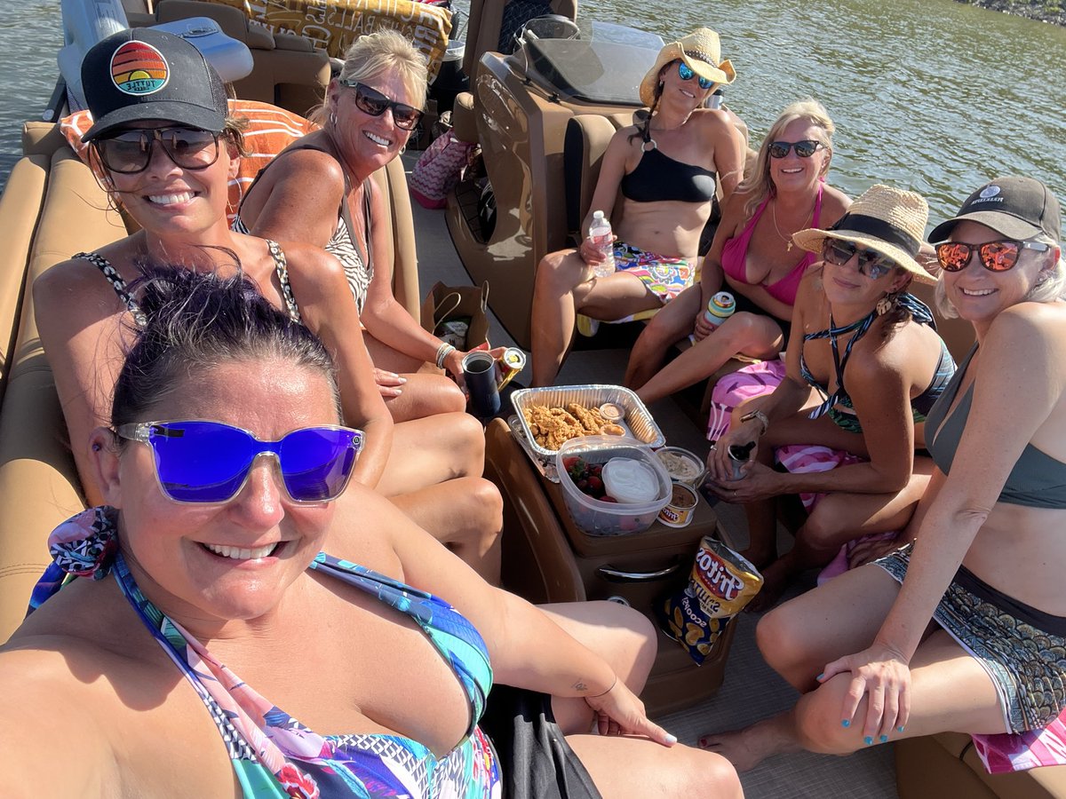 kstatevangirl's tweet photo. Girls day!!! #Tuttlepuddle #Lakelife @wildcatmarinaks @AngieMcIlvaine https://t.co/rvRm204X3l