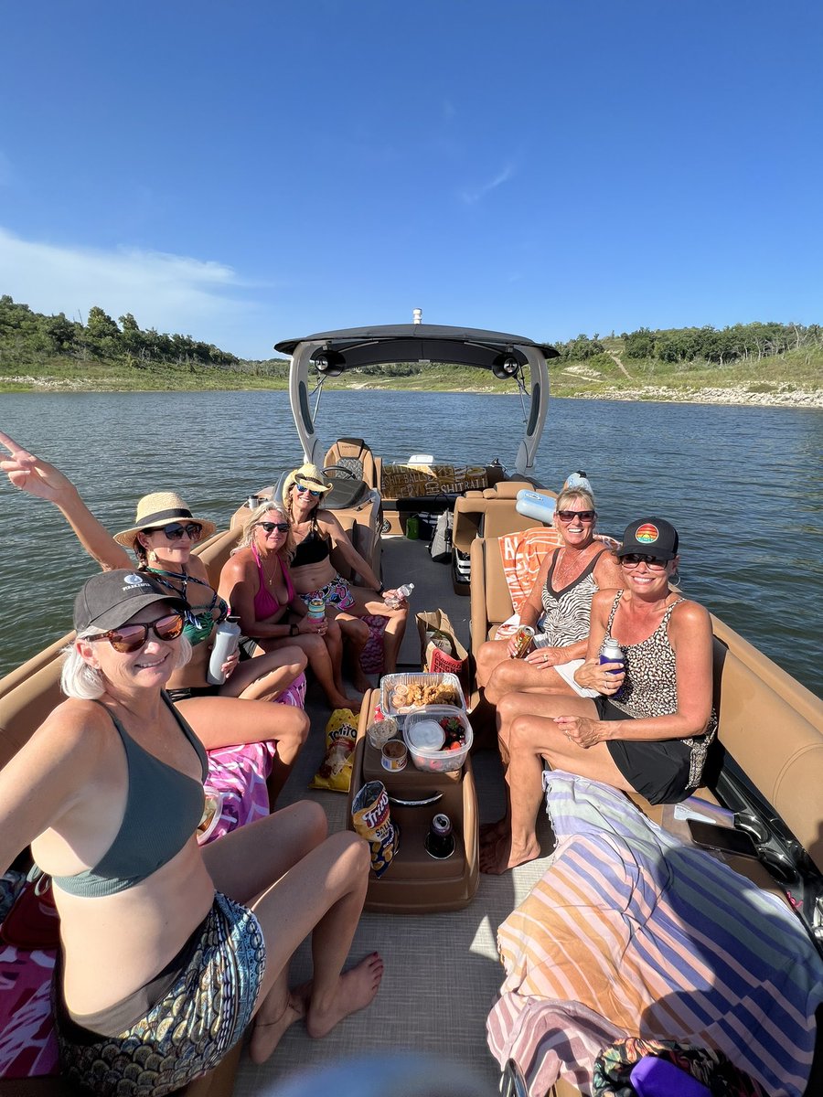 kstatevangirl's tweet photo. Girls day!!! #Tuttlepuddle #Lakelife @wildcatmarinaks @AngieMcIlvaine https://t.co/rvRm204X3l