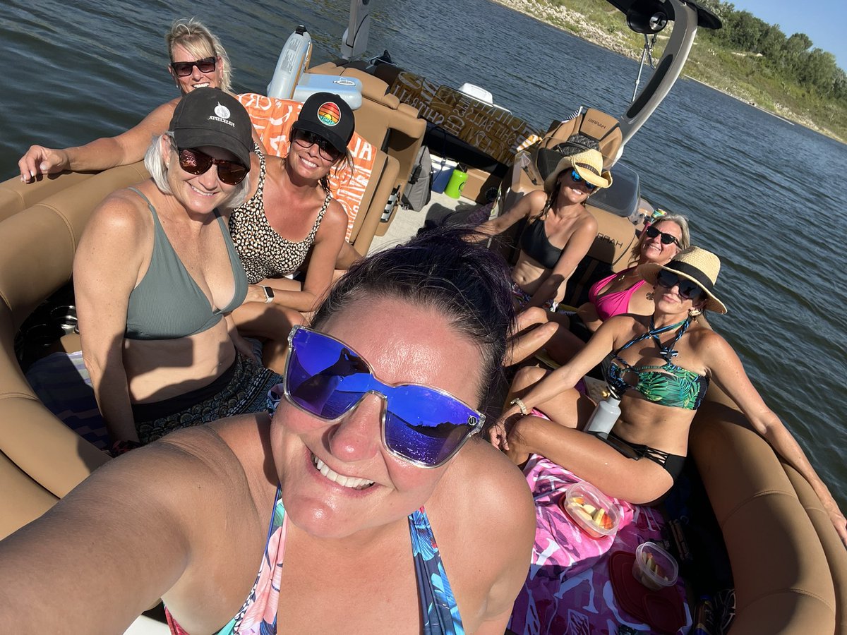 kstatevangirl's tweet photo. Girls day!!! #Tuttlepuddle #Lakelife @wildcatmarinaks @AngieMcIlvaine https://t.co/rvRm204X3l