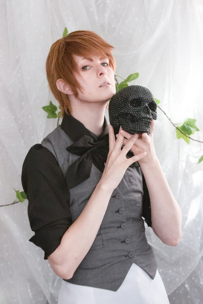 Saisko kenties olla kuoponen kahvia aikaparadoksilla makeutettuna? ☕✨ Siis m-minä ensimmäistä kertaa butlerina?! Kyllä.

<a href="/TeehuoneAisu/">Teehuone Aisu</a>'n löydät tänä kesänä @ropecon'in Café 5:sta! Kahvila on avoinna lauantaina 11-20 &amp; sunnuntaina 11-17. Toivottavasti nähdään oikeassa ajassa. ⏳