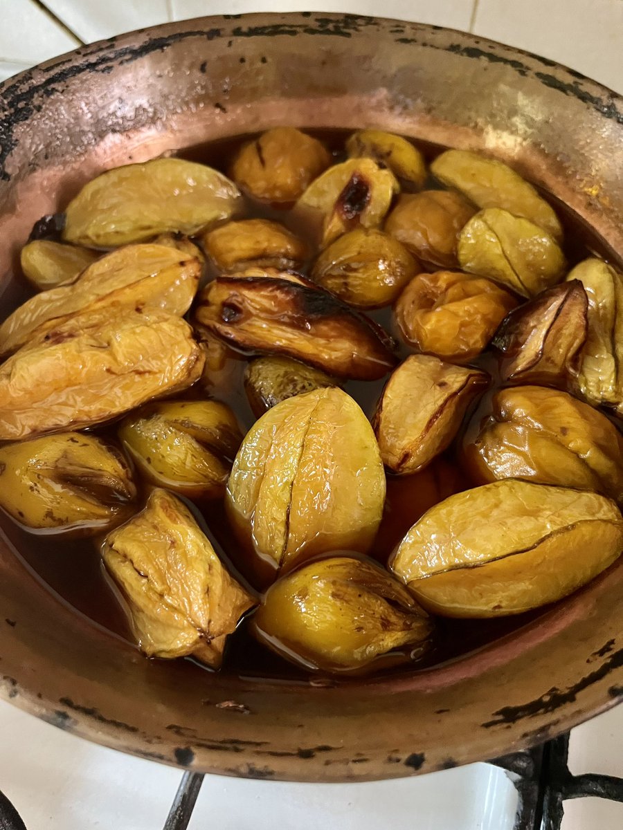 chefbossuet's tweet photo. Haciendo una #compota de #duraznos y #carambola #cocinacasera #chiapasfood mi #cazo de #cobre lo tengo desde estudiante, la primera vez que visité #sanmigueldeallende lo compré! Compañero de grandes hazañas! #chefbossuet #cocinerochiapaneco https://t.co/mGwUaROniA