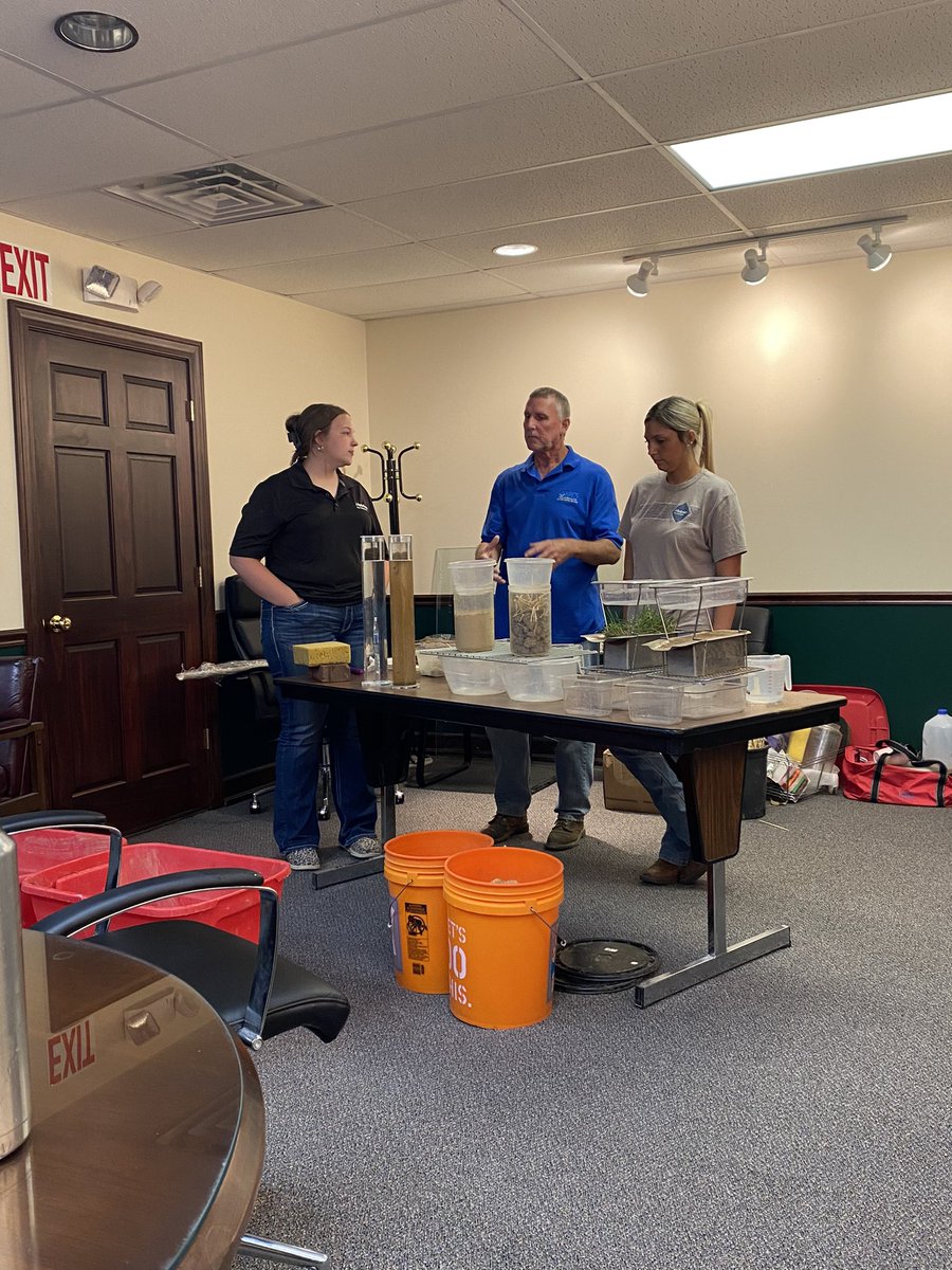 ltaylor07's tweet photo. Today University of Kentucky NRCS came and presented a soil health demo to our Internship class.  It is amazing what 365 day cover crop and no till does for our soils.  The water holding capacity per 1% OM increases 25,000 gallons per acre on continuous no till with cover crops! https://t.co/qzkac5jIOS