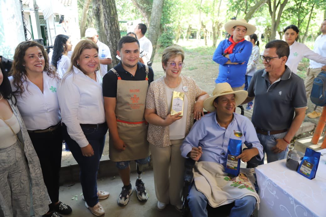 Amgasca's tweet photo. | Hoy acompañamos a la @MintrabajoCol, Gloria Inés Ramírez en nuestro Centro de Formacion La Angostura,  a la firma del del 'Pacto para  cosechar trabajo decente', estrategia que busca mejorar las condiciones de los trabajadores rurales y que contará con el apoyo del #SENAHuila https://t.co/ZlTMlTTIgd