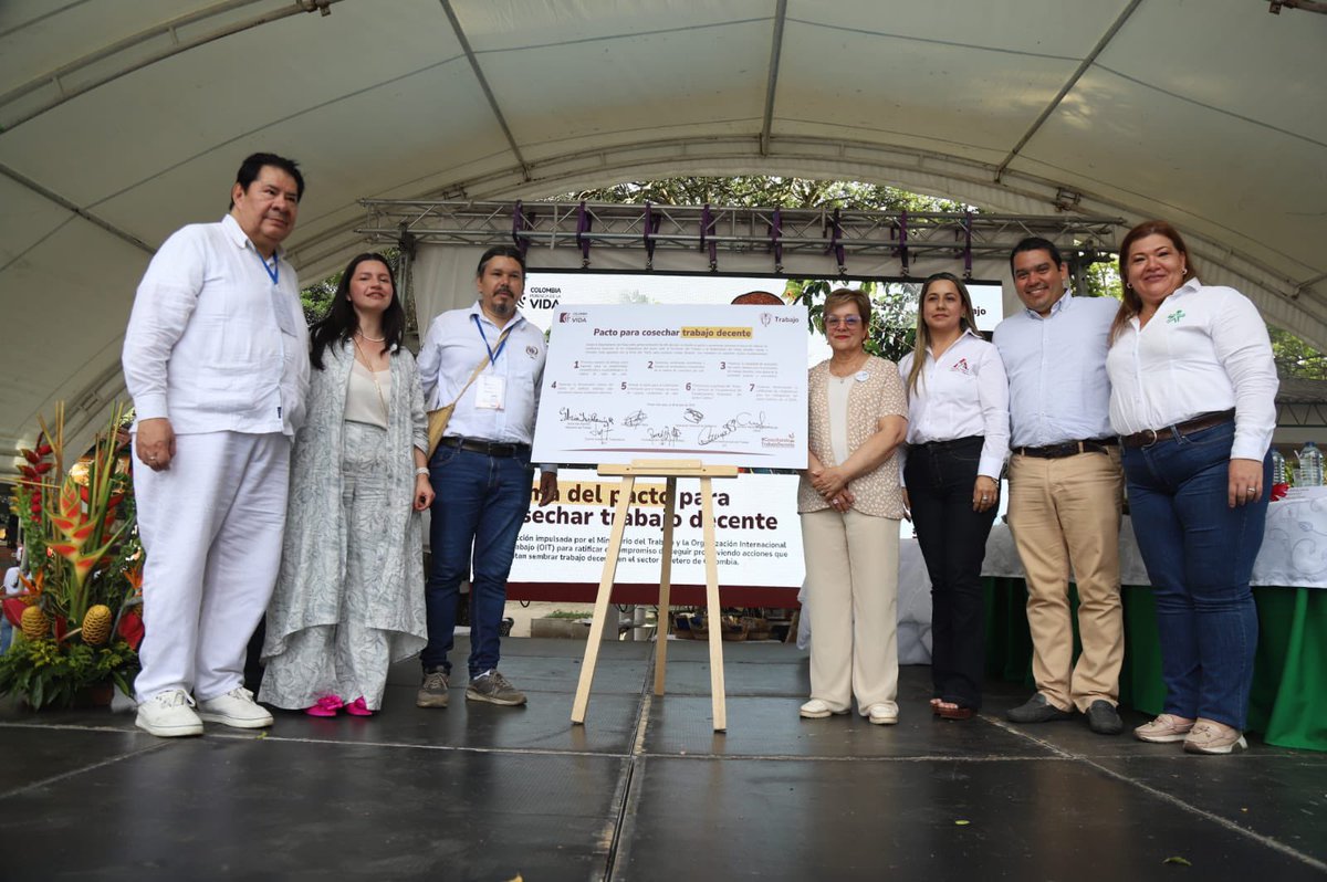 Amgasca's tweet photo. | Hoy acompañamos a la @MintrabajoCol, Gloria Inés Ramírez en nuestro Centro de Formacion La Angostura,  a la firma del del 'Pacto para  cosechar trabajo decente', estrategia que busca mejorar las condiciones de los trabajadores rurales y que contará con el apoyo del #SENAHuila https://t.co/ZlTMlTTIgd