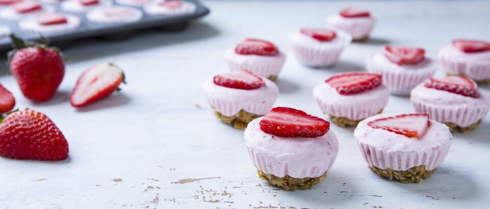FoxyProduce's tweet image. Stay cool this summer ☀ with this sweet treat featuring Foxy strawberries🍓 . 
Use this link👉 foxy.com/recipes/frozen…  for details on our Frozen Strawberry Yogurt Bites recipe.
