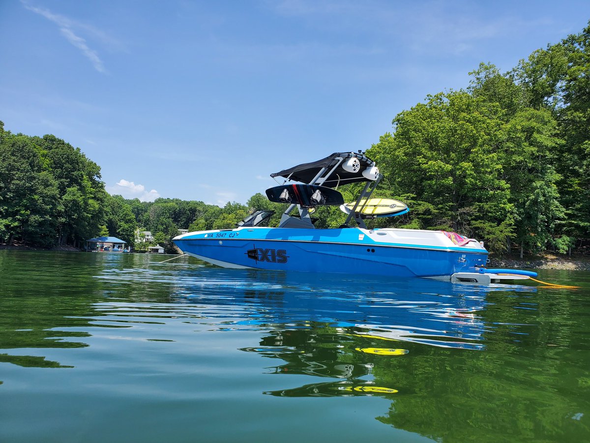 We’ve had so much fun with our @axiswake this week at Smith Mountain Lake #vacation #boatlove ☀️🚤💦