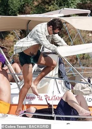 prisca_danselmo's tweet photo. AL PLATANO
NON CI POSSO CREDERE  #HarryStyles https://t.co/OyI9y6S0nK