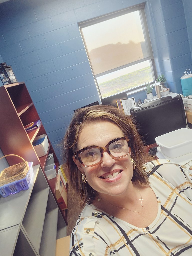 mv2teach's tweet photo. 3 days into my new job...
Warm welcome from my AWESOME PRINCIPAL!
All moved in ✔️
work ✔️
unpacked 😬 KINDA
DAY of learning from Rutherford ✔️
District WELCOME with a great THEME 🚢 ✔️
#excited 🙋🏻♀️ #PTgraywolfAP https://t.co/INmVNBZAue