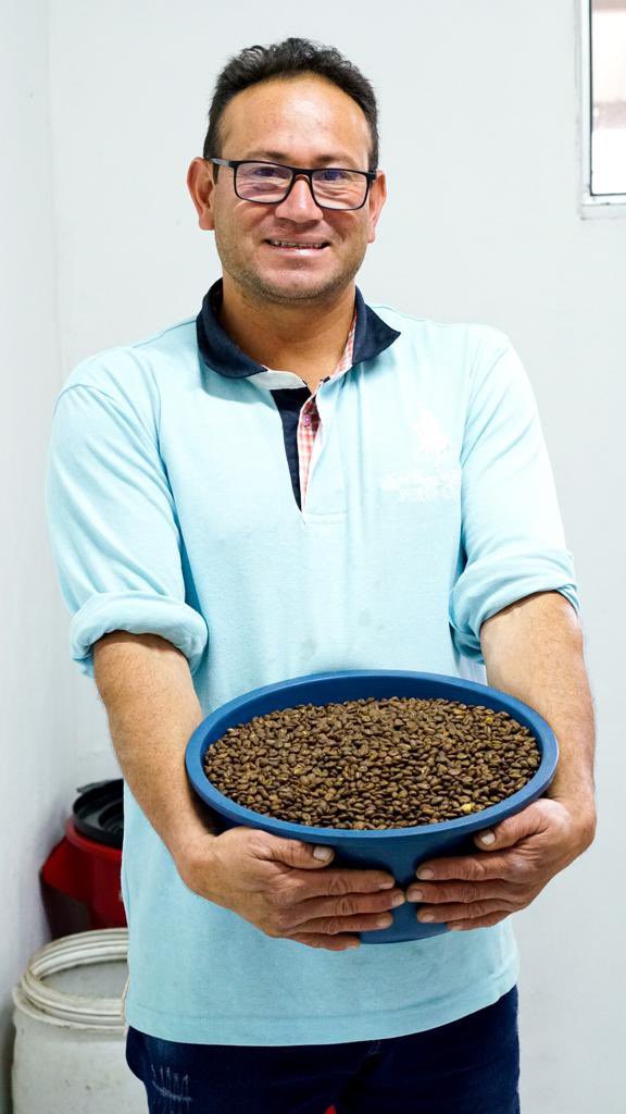 colombiacompra's tweet image. Él es Franklin Espitia, caficultor de la vereda El Guavio de Fusagasugá, Cundinamarca. 
Franklin atendió el llamado de @colombiacompra y ahora hace parte de ‘Café Social’, un ítem de nuestro Acuerdo Marco de Aseo y Cafetería