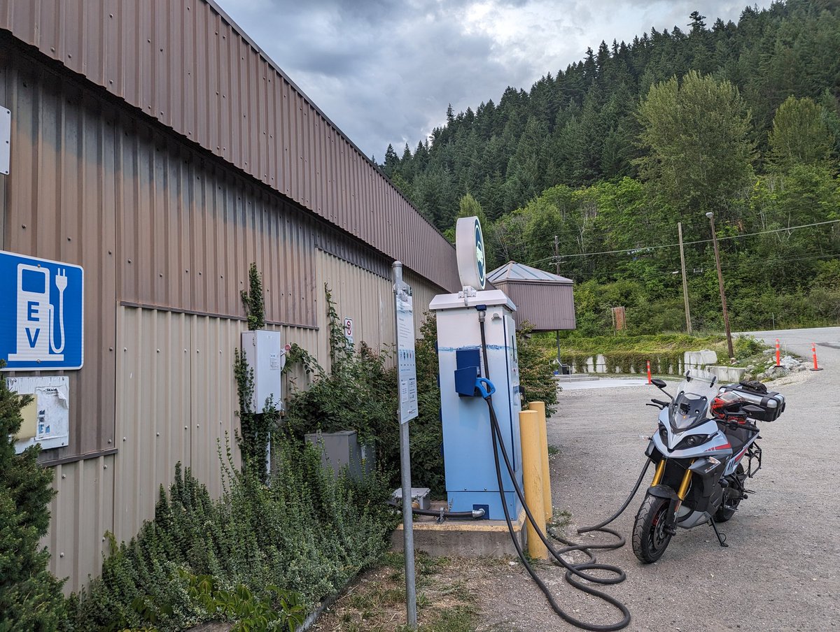 AsHbuntu's tweet photo. @itskyleconner how is @bchydro and Flo so damn reliable compared to the groups in the US(minus Tesla)? Every time I've charged at these stations it works on the first plug, shows precharge status, fast to activate, evenly spread out across the more metro areas in BC. https://t.co/dpvZvBqJqr