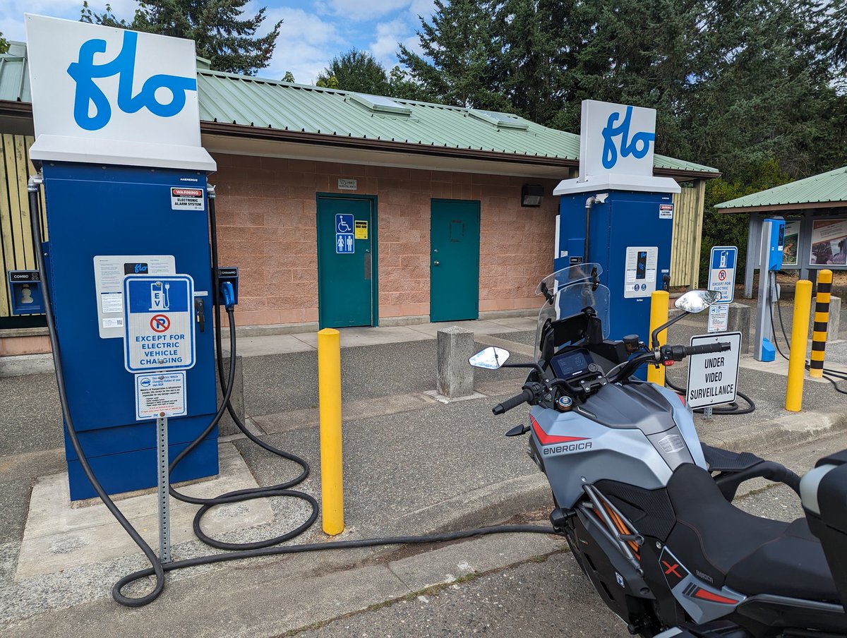 AsHbuntu's tweet photo. @itskyleconner how is @bchydro and Flo so damn reliable compared to the groups in the US(minus Tesla)? Every time I've charged at these stations it works on the first plug, shows precharge status, fast to activate, evenly spread out across the more metro areas in BC. https://t.co/dpvZvBqJqr