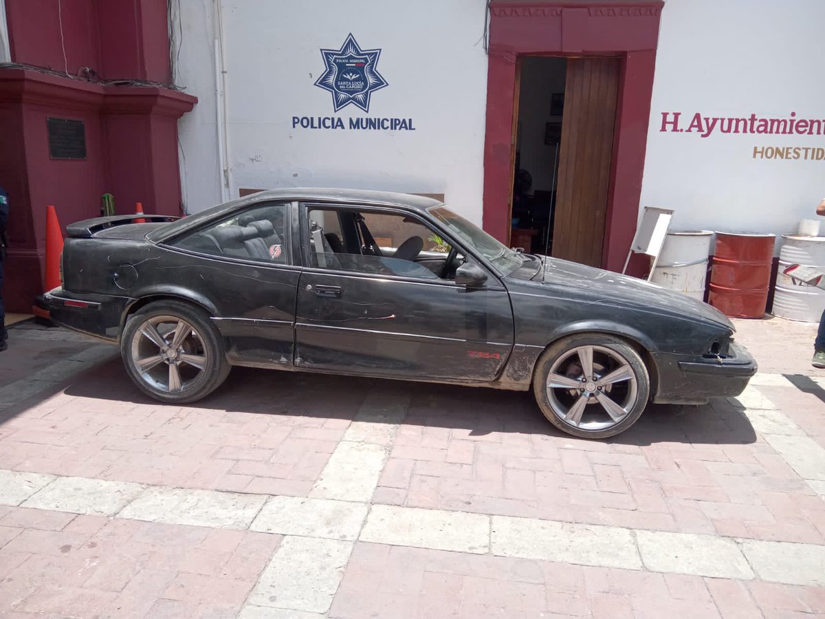 OaxacaPolitico's tweet photo. 😲Quiso burlar filtro de seguridad en #Oaxaca y se inició persecución; resultó ser normalista

Policías de Sta Lucía del Camino detuvieron en San Fco.Lachigoló a Moisés N, de 19 años -estudiante de la #ENEPO- tras persecución; se le decomisó un arma de fuego. 🎥@hugovelasco18 https://t.co/y3qhiByhtZ