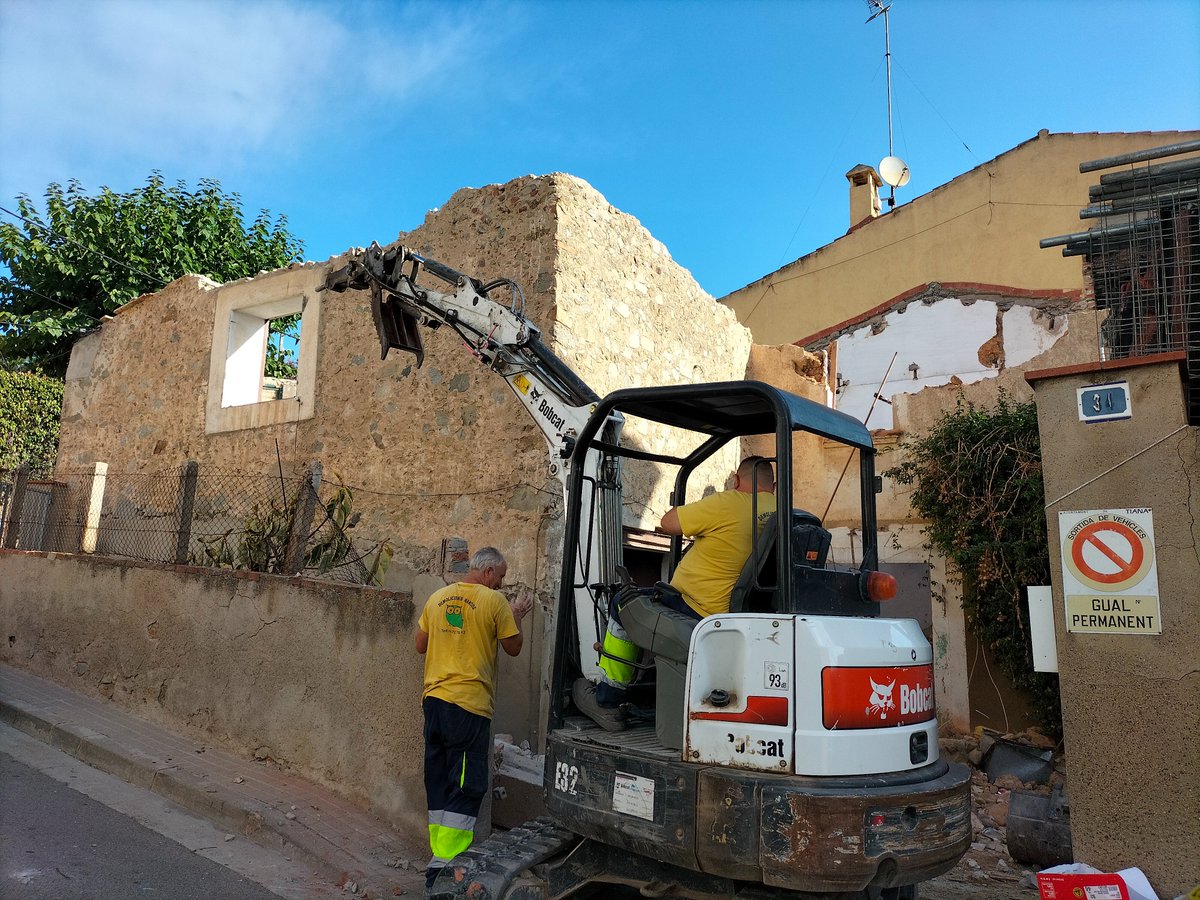 Abelunimbus's tweet photo. Dijous al matí/dijous al migdia. Ja està, tota a terra. Ara a construir-hi un bloc de pisos. Pel que m'han dit, 60 m² i 400 mil euros. I encara hi ha qui diu "faran una promoció molt guapa al carrer de les Flors". Guapa era la caseta de poble que encara resistia la barbàrie. https://t.co/QvQOeh5gpI