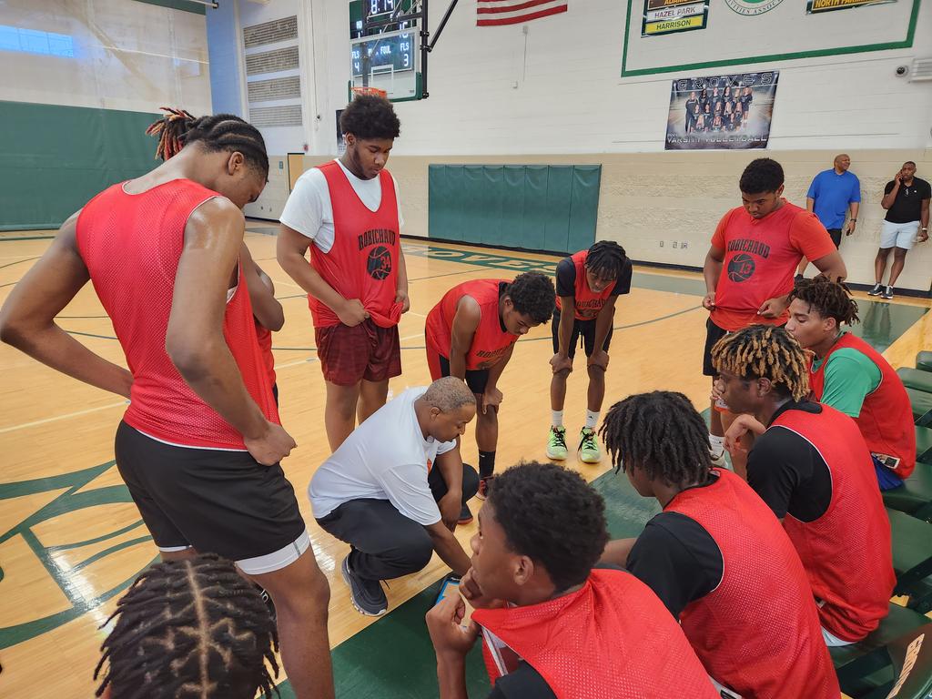 StefanWaits's tweet photo. @DCSummerLeague at the half Robichaud 27 Redford Union 20 https://t.co/t345X1HMaM