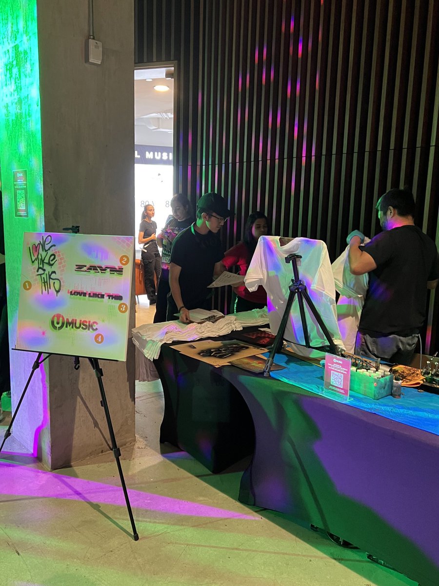 INZAYNCL's tweet photo. Más de lo que fue el Pop-Up de Love Like This en Toronto 🩷💚 https://t.co/Cz2iR9uona