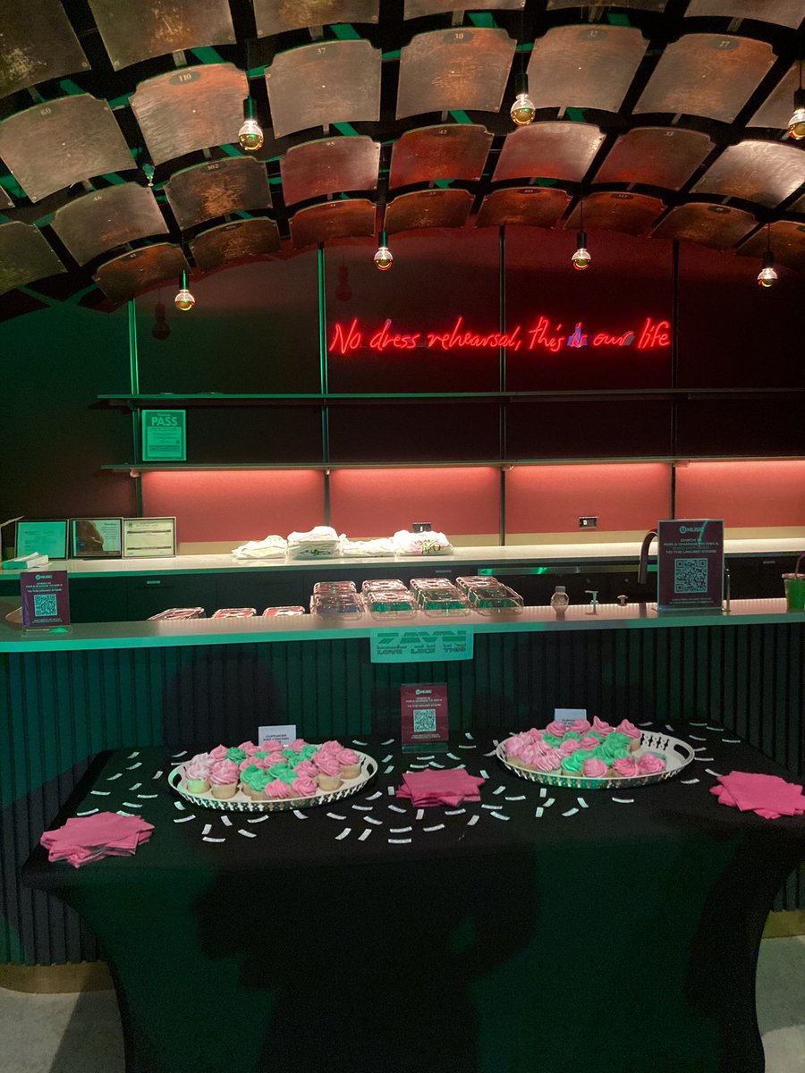 INZAYNCL's tweet photo. Más de lo que fue el Pop-Up de Love Like This en Toronto 🩷💚 https://t.co/Cz2iR9uona