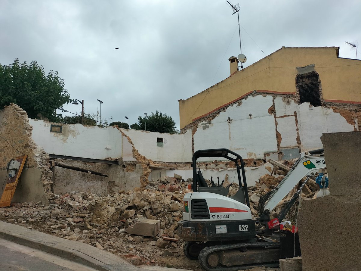 Abelunimbus's tweet photo. Dijous al matí/dijous al migdia. Ja està, tota a terra. Ara a construir-hi un bloc de pisos. Pel que m'han dit, 60 m² i 400 mil euros. I encara hi ha qui diu "faran una promoció molt guapa al carrer de les Flors". Guapa era la caseta de poble que encara resistia la barbàrie. https://t.co/QvQOeh5gpI