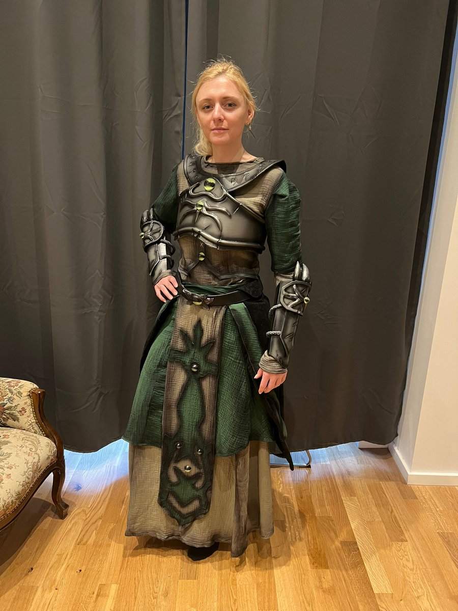 DinoshopNerds's tweet photo. Daneben haben wir auch das Cosplay aus dem ESO-Universe umgesetzt. Dabei haben wir die Armor aus EVA-Foam gecraftet, die Krallen und Augen gedruckt und den Frontteil des Gürtels genäht. 
Tausend Dank an der Stelle an Eden_craft (Instagram) die uns das Kleid so schnell genäht hat. https://t.co/ooQy5vK26D