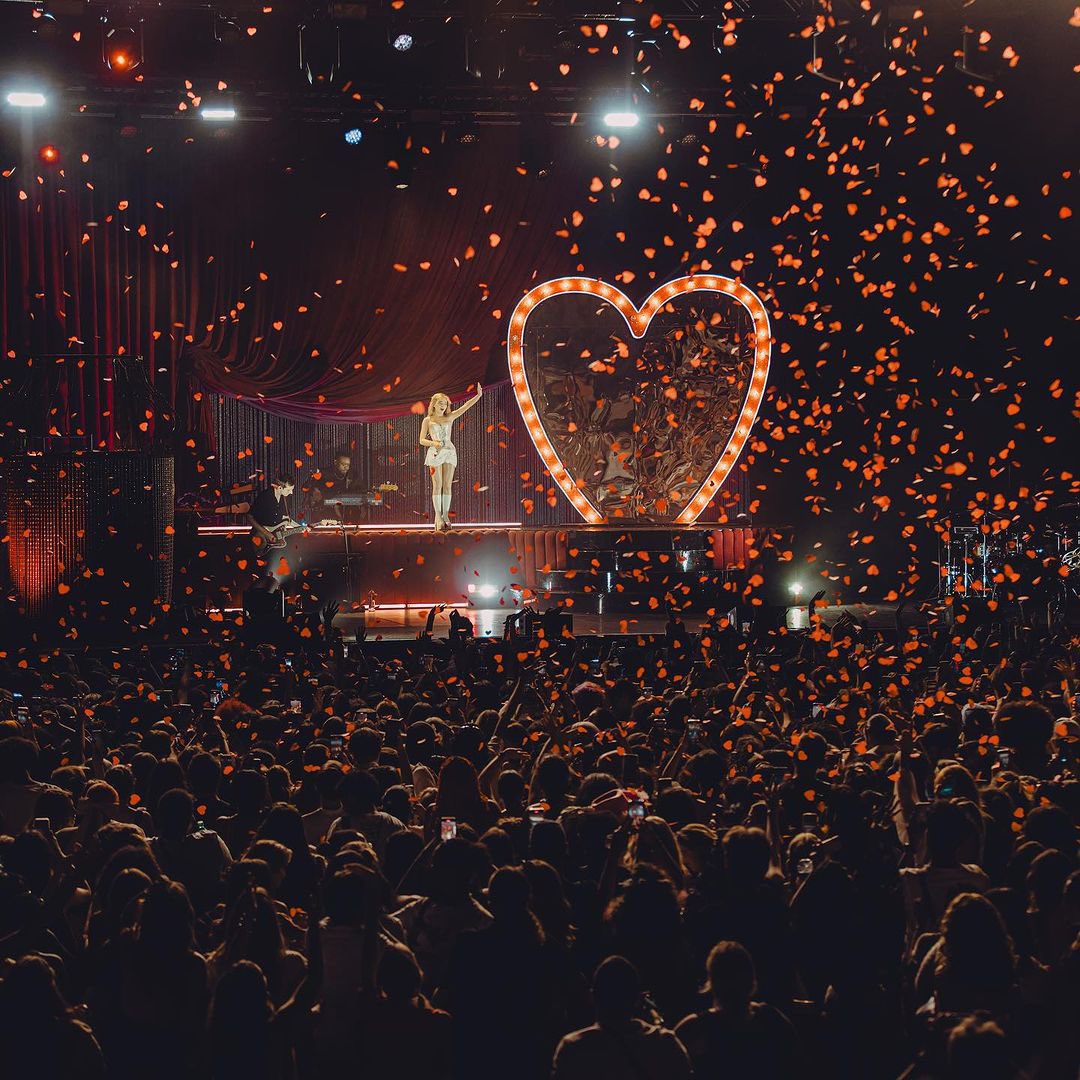 charts_sabrina's tweet photo. .@SabrinaAnnLynn’s “emails i can’t send tour” headliner shows have come to an end. #EICStour. https://t.co/cdne6p7a4t
