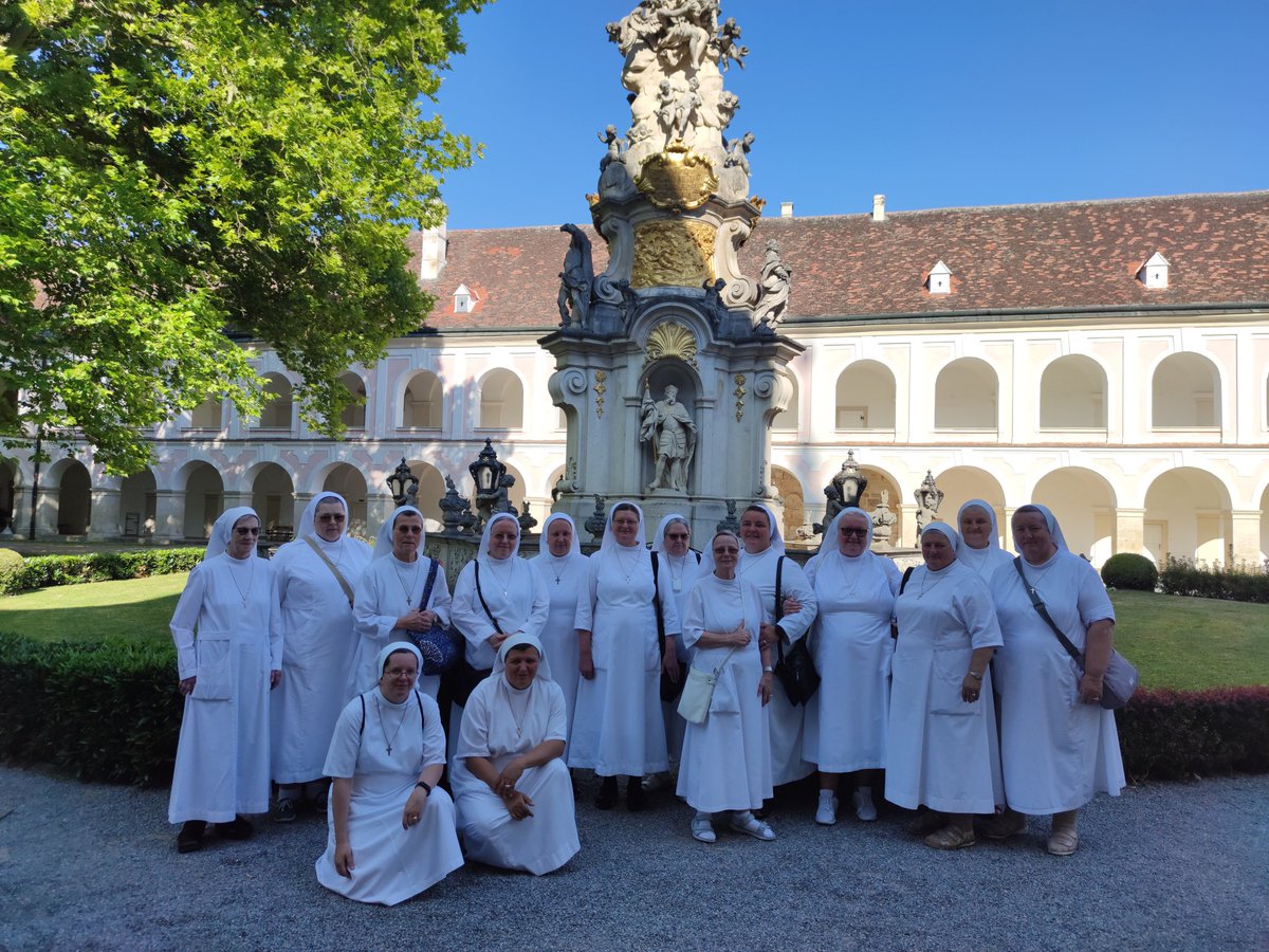 sm_andrzeja's tweet photo. Dzień wcześniej w niedzielę siostry delegatki przeżyły w Heiligen Kreuz dzień skupienia, otwierając swoje serca na działanie Ducha Świętego.
@sercanki_sscj #siostry #zakon #sercanki #HeiligenKreuz https://t.co/45Vfcd6xHi
