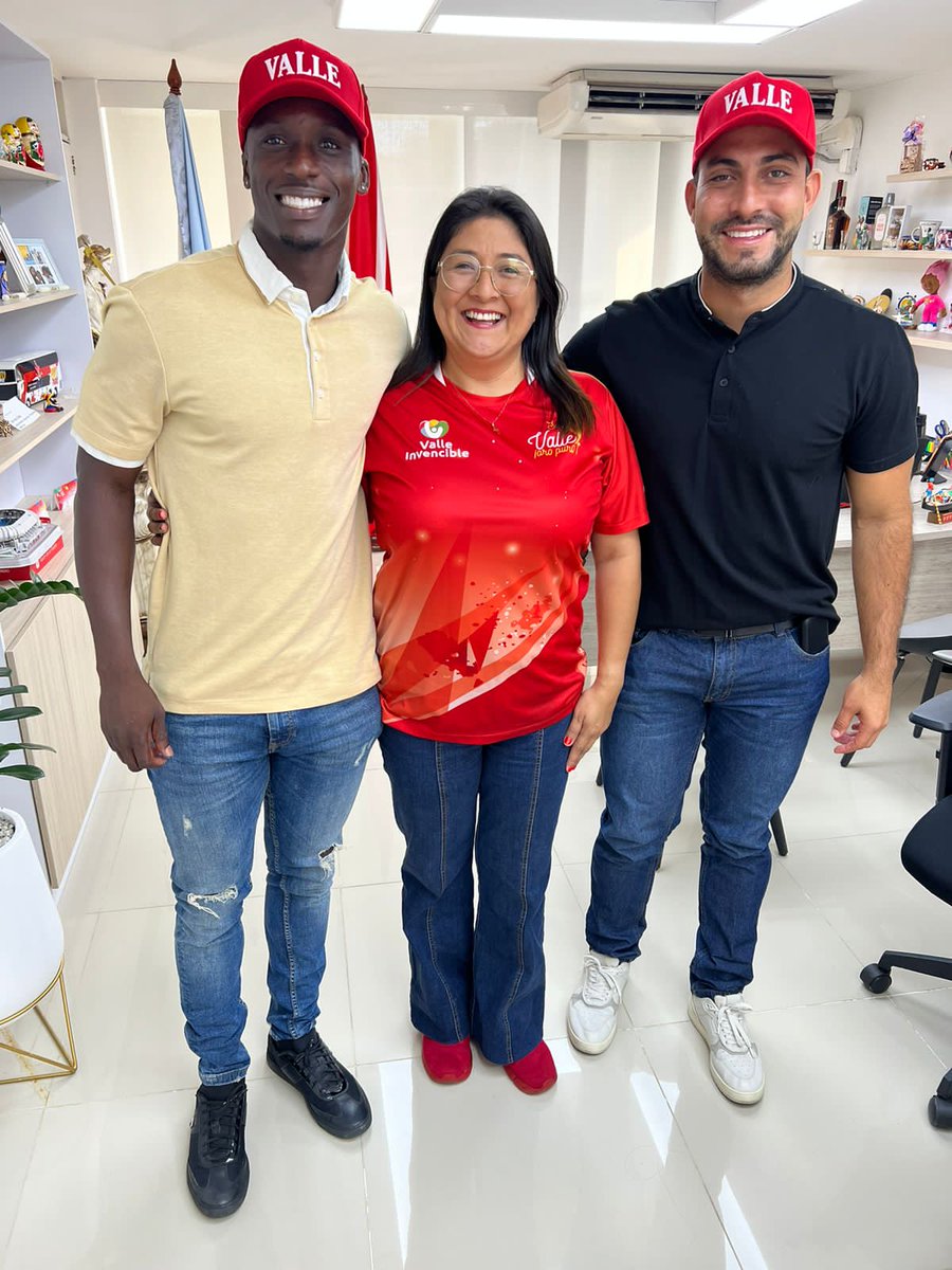 JeffersonCossi2's tweet photo. Convencidos de la formación y crecimiento de la región a través del deporte ⚽🔝
Trabajando en grandes proyectos para el deporte Vallecaucano 
@VHM21 @faydorado @Indervalle
#ValleOroPuro #ValleInvencible 
#CopaLeyendas #CopaValleOroPuro 
@GobValle https://t.co/20sVHUZQl1