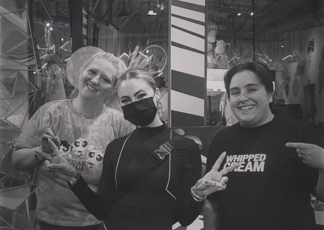 Marquel003's tweet photo. We've been lucky enough to have met CAPOZZI twice in about a month's time. 🖤
She's such a bad ass 🖤
#capozzi #housemusic #edm
@JordanCapozzi_ https://t.co/dBKLMwfeux