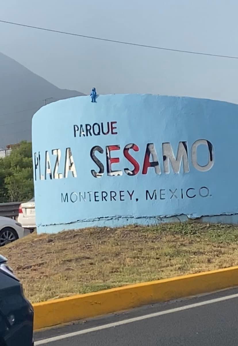 MerGarza's tweet photo. En Monterrey había un ComeGalletas en medio de una vía principal, lo quitaron, pero alguien puso uno chiquito para no olvidarlo 🥺

ComeGalletas bebé 💙 https://t.co/qBGidwzVHM