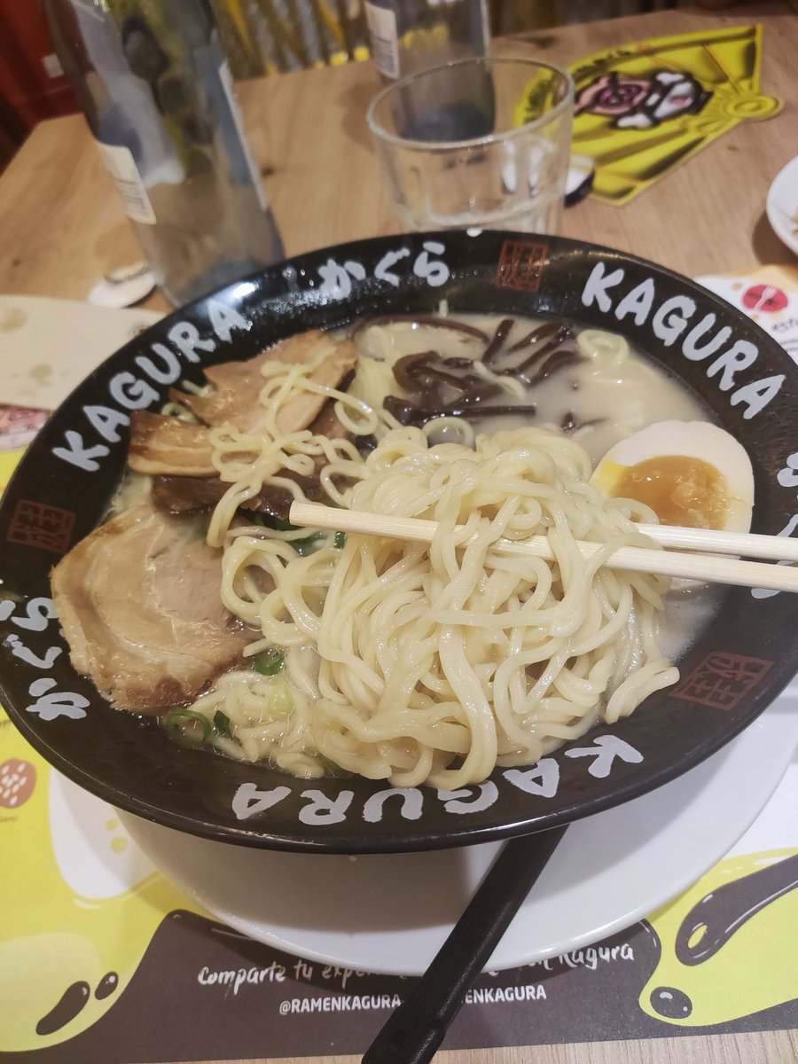 ItsPixelArk's tweet photo. Ramen caliente en verano? Ramen caliente en verano https://t.co/1CCsnhUmRd
